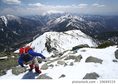 登山雪山 -  10689319