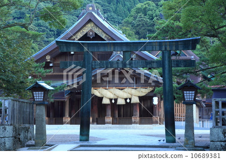 清晨出雲大社 10689381