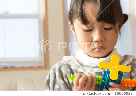 Block play 4 years old child Block play 4 years old child 10690022