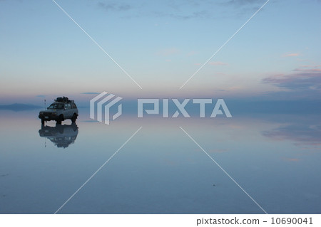 Morning glow of Uyuni salt lake 10690041