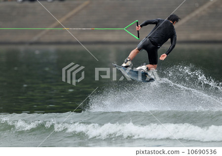 water skiing 10690536