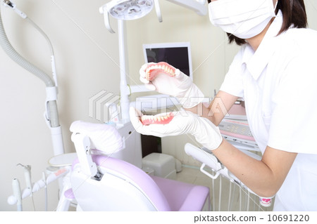 有假牙的牙醫(牙科助理,衛生師,技師) 有假牙的牙醫(牙科助理,衛生師,技師) 10691220