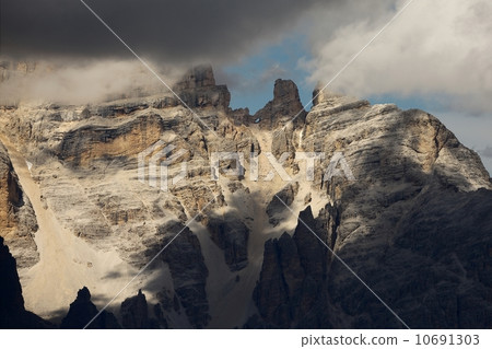 Dolomites 10691303