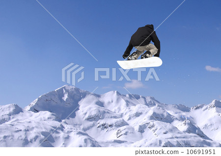 Snowboarder jumping 10691951