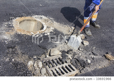 Repairing sewer manhole 10691966
