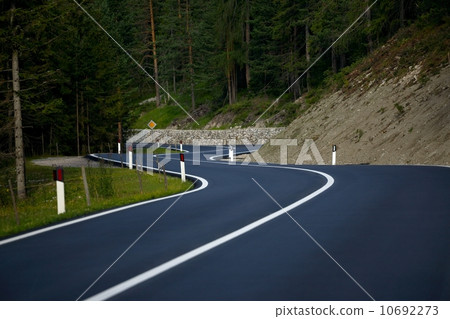 Mountain Road Mountain Road 10692273