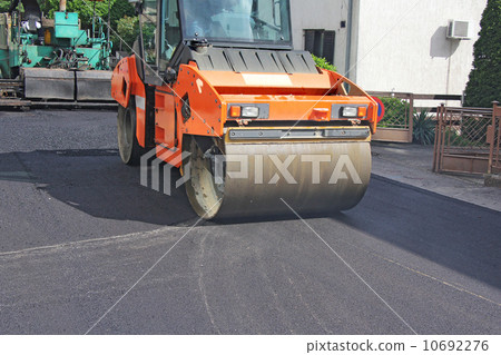 Asphalting roads Asphalting roads 10692276