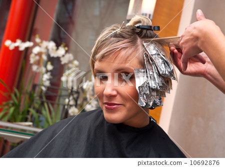 woman in hair salon 10692876