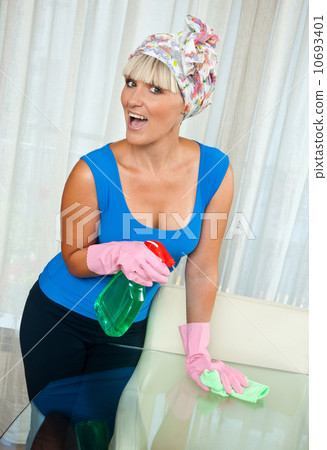 woman cleaning glass table 10693401