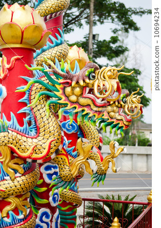 Chinese style dragon statue in temple 10694234