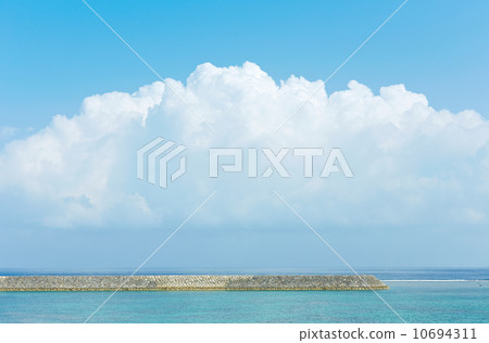 Blue sky and sea of Okinawa Blue sky and sea of Okinawa 10694311
