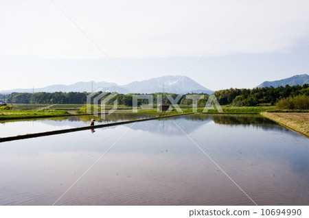 鳥取山腳下的稻田景觀，準備種植水稻 10694990