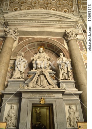 Statue of the saint (St. Peter's Basilica) 10695128