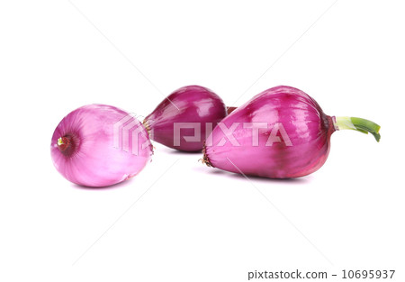 Ripe unpeeled red onions. 10695937