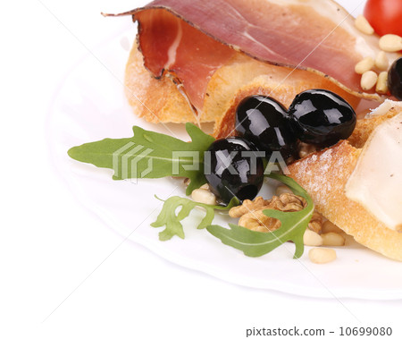 Salad with arugula and prosciutto. Salad with arugula and prosciutto. 10699080