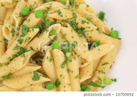 Pasta penne rigate with pesto sauce. 10700092