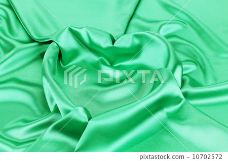 Heart in the emerald atlas. 10702572