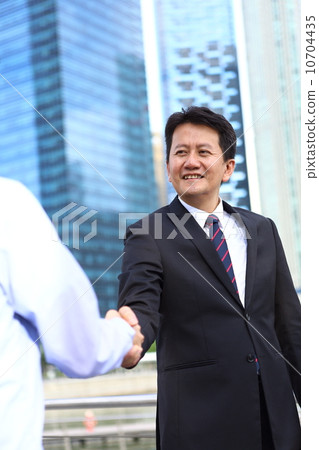 握手的亞洲商人 10704435