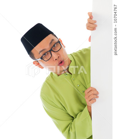 malay male with blank card during hari raya Eid al-Fitr aidilfit malay male with blank card during hari raya Eid al-Fitr aidilfit 10704767