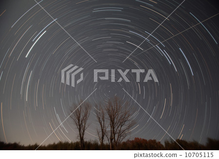 北極星和恆星以及流星的軌跡 10705115