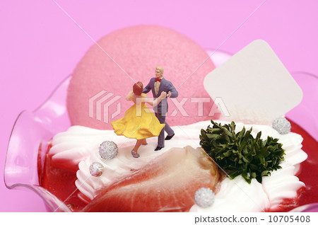 Miniature couple dance on strawberry tiramisu Miniature couple dance on strawberry tiramisu 10705408