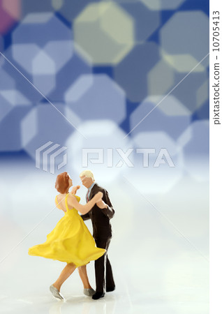 Miniature couple romantic dance Miniature couple romantic dance 10705413