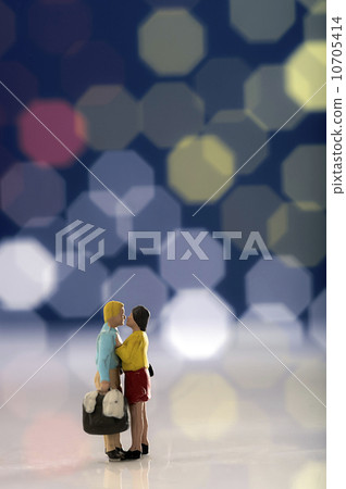 Miniature couple romantic kiss Miniature couple romantic kiss 10705414