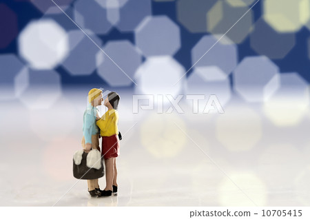 Miniature couple romantic kiss Miniature couple romantic kiss 10705415