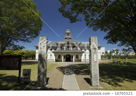 明治高中學校建築“老Maido小學主樓”：“茨城縣立歷史館”一個浪漫，渴望，可愛，偽擁有者的建築物。在新的綠色照耀的季節。它用於電視·電影·CM·模型拍攝等。沒有人。 10705521