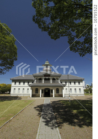 The Meiji High School School Building "Old Maido Elementary School Main Building": "Ibaraki Prefectural History Hall" A romantic, longing, adorable, pseudo-owner-like building in the premises. In the season when the new green shines. It is used for TV · movies · CM · model shooting etc. There is no person. 10705522
