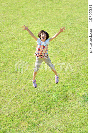 女孩跳到草坪廣場 10705581