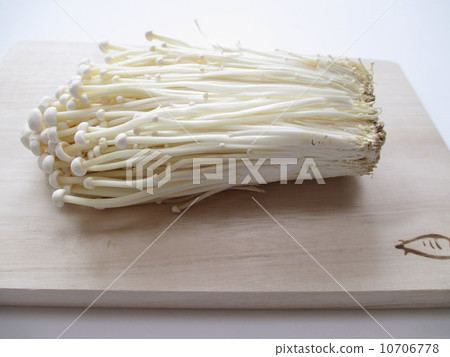 Enoki on cutting board 10706778