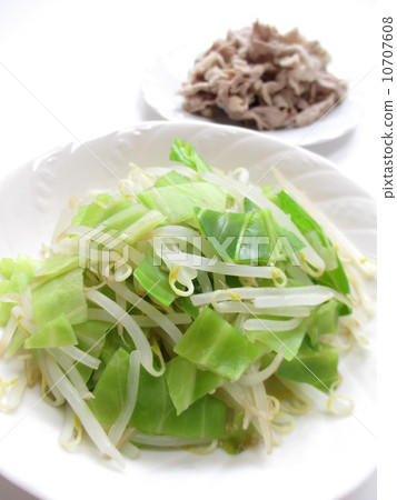 煮熟的蔬菜和煮熟的豬肉為豬冷涮沙拉 10707608
