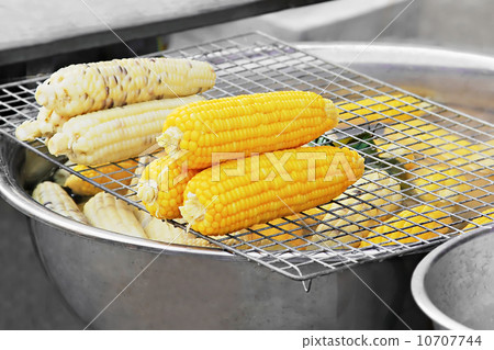 Corn cooking 10707744
