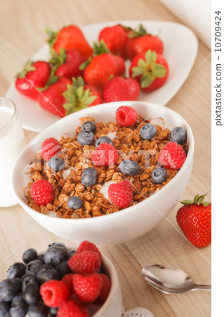 muesli with berries 10709424