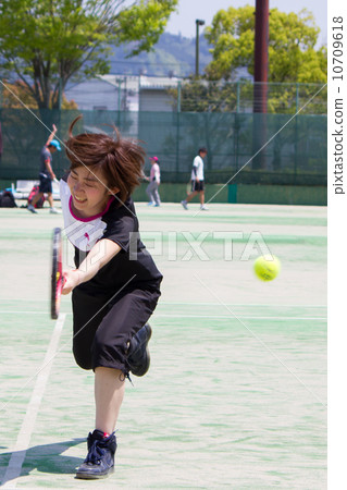 A woman playing tennis 10709618