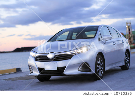 A hybrid car that is kind to the earth [Sunrise] 10710386