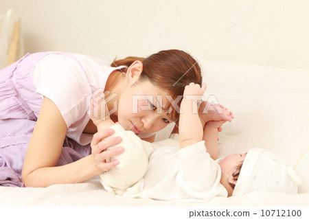 Mom and baby 10712100