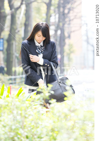 女大學生 10713020