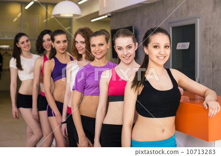 Group of fitness class Group of fitness class 10713283