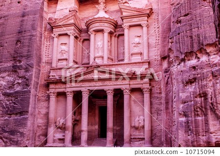Al Khazneh or The Treasury at Petra, Jordan 10715094