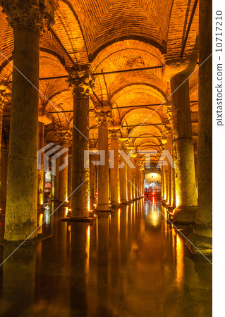Underground Basilica Cistern (Yerebatan Sarnici) in Istanbul, Tu 10717210
