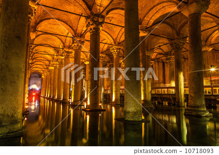Underground Basilica Cistern (Yerebatan Sarnici) in Istanbul, Tu 10718093