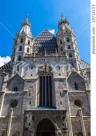 Horse-drawn Carriage in Vienna at the famous Stephansdom Cathedr 10718153