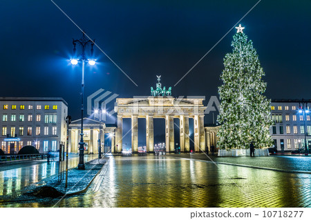 Brandenburg Gate in Berlin - Germany Brandenburg Gate in Berlin - Germany 10718277
