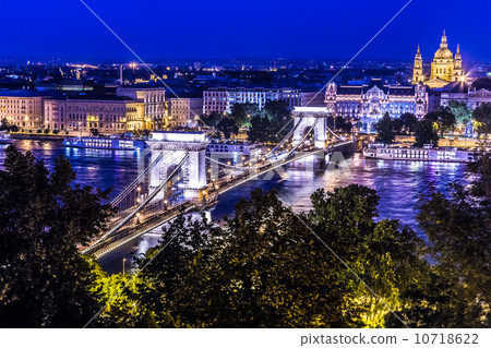 Panorama of Budapest, Hungary, with the Chain Bridge and the Par 10718622