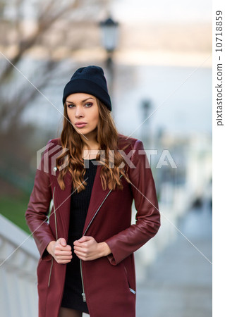 Fashion woman outdoor portrait. Beautiful girl posing on the str 10718859