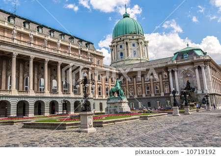 Budapest, Buda Castle or Royal Palace with horse statue, Hungary 10719192