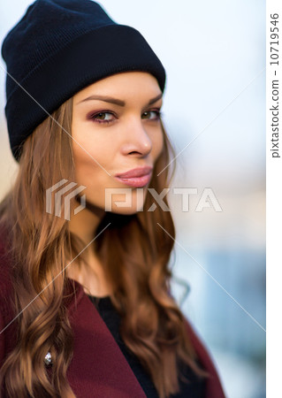 Fashion woman outdoor portrait. Beautiful girl posing on the str Fashion woman outdoor portrait. Beautiful girl posing on the str 10719546