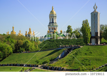 Kiev Pechersk Lavra Orthodox Monastery and Memorial to famine (h 10719811
